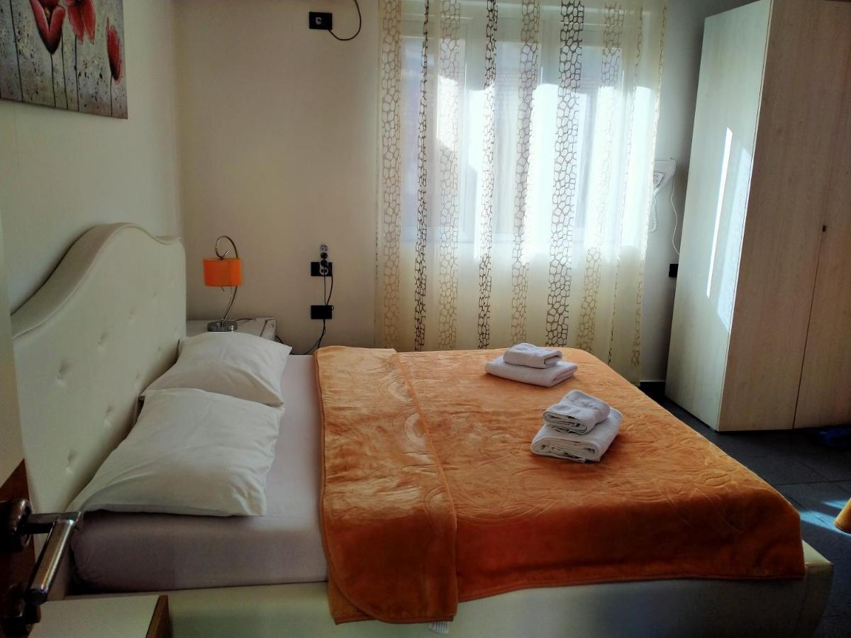 Orange Villa Hotel Тирана Стая снимка